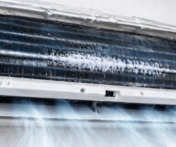 冷氣吹到結冰正常嗎？成因、影響與解決方法一次掌握